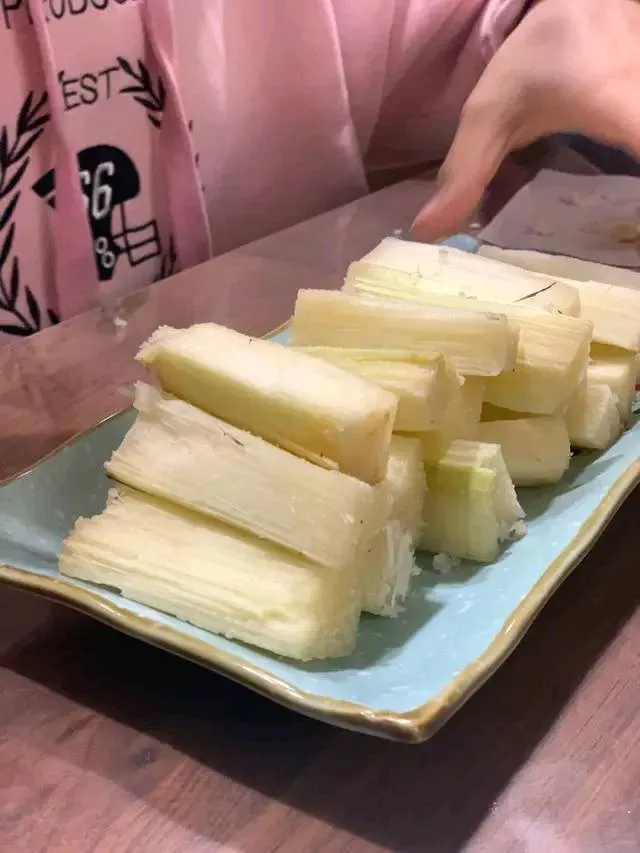 老师应该奖励学生什么奖品，这位老师奖的是两米长甘蔗