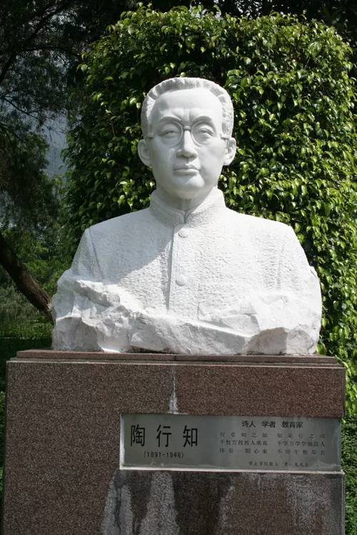 作文素材：学生用砖头打人，老师却给他奖励糖果